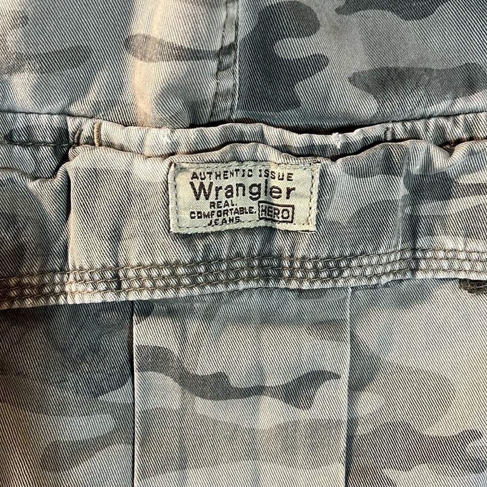 Men Wrangler camouflaged cargo shorts